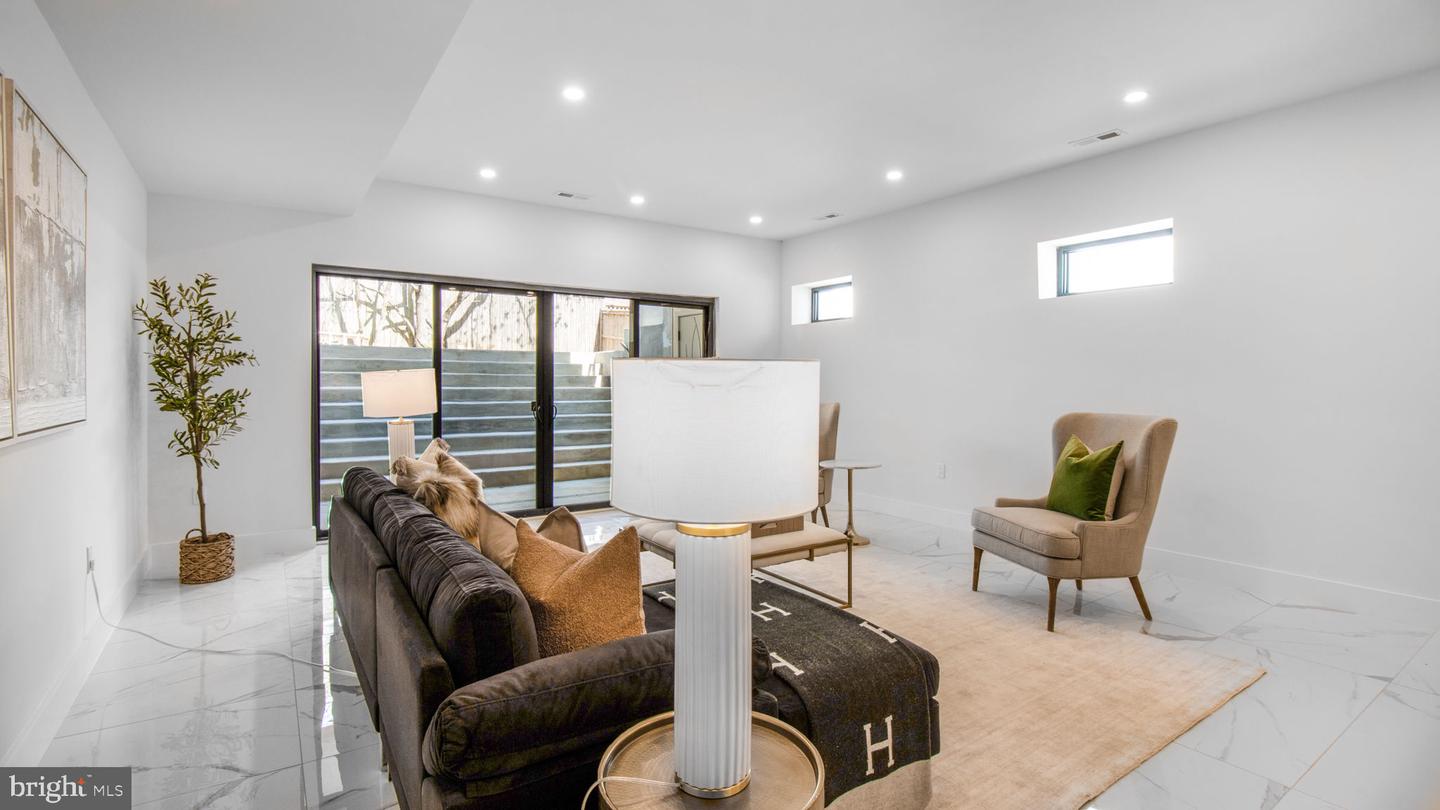 2025 N EMERSON ST, ARLINGTON, Virginia 22207, 5 Bedrooms Bedrooms, ,4 BathroomsBathrooms,Residential,For sale,2025 N EMERSON ST,VAAR2053724 MLS # VAAR2053724