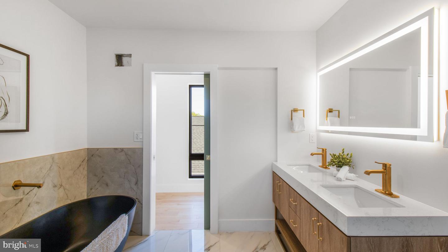 2025 N EMERSON ST, ARLINGTON, Virginia 22207, 5 Bedrooms Bedrooms, ,4 BathroomsBathrooms,Residential,For sale,2025 N EMERSON ST,VAAR2053724 MLS # VAAR2053724