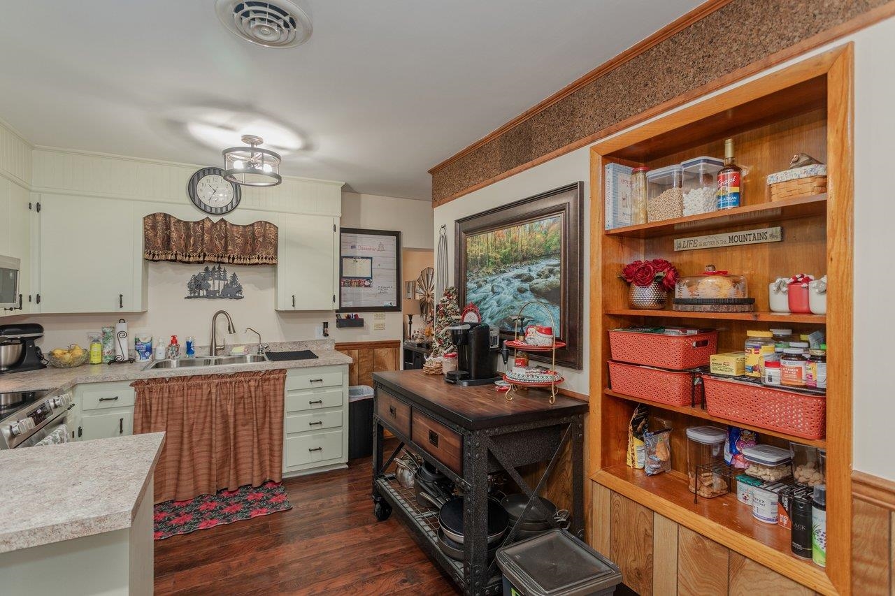 302 HONEYSUCKLE RD, ELKTON, Virginia 22827, 3 Bedrooms Bedrooms, ,2 BathroomsBathrooms,Residential,302 HONEYSUCKLE RD,672325 MLS # 672325