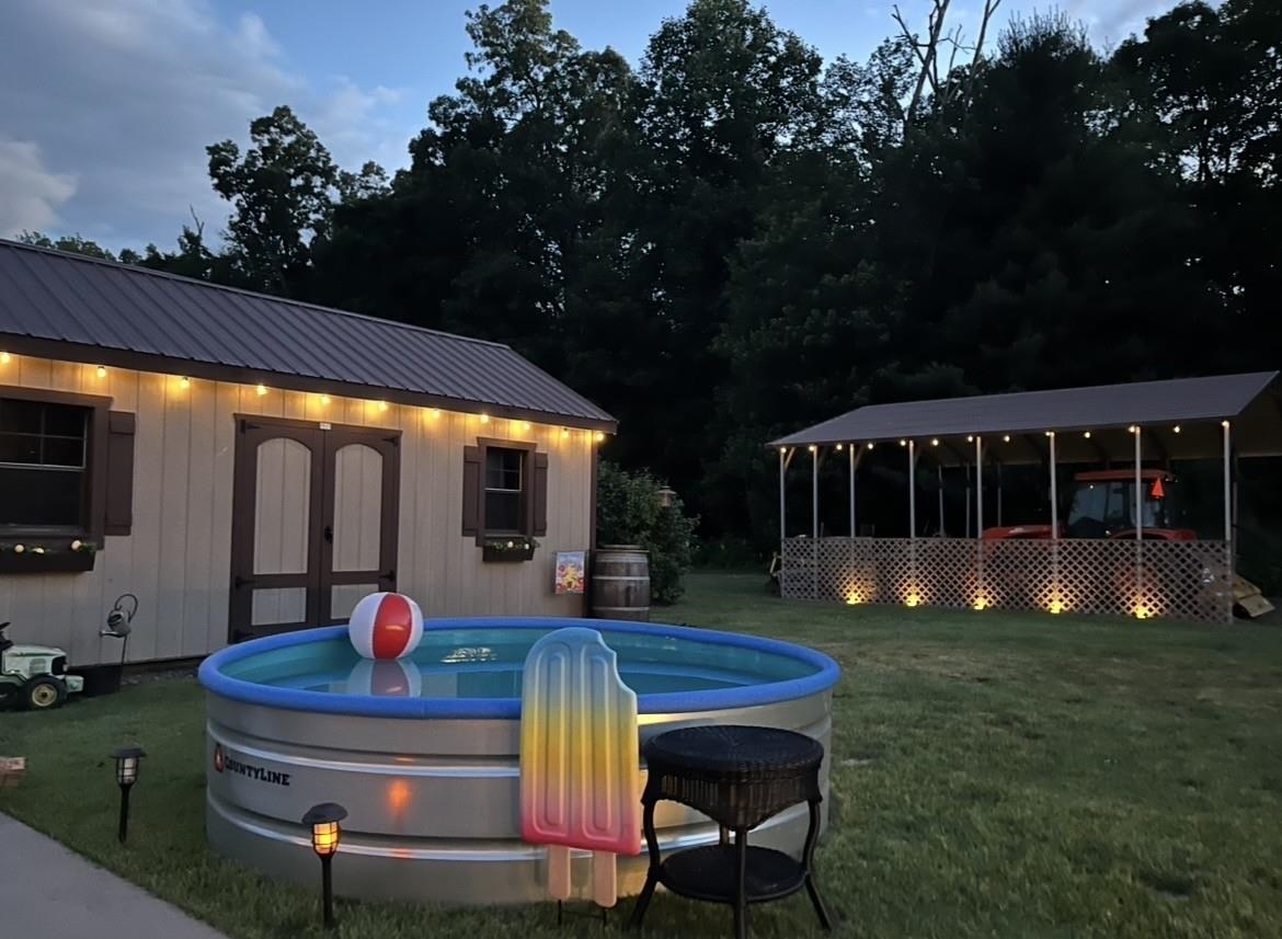 Enjoy the summer evenings in the pool! Pool conveys along with the motor pump and wireless pool vacuum.