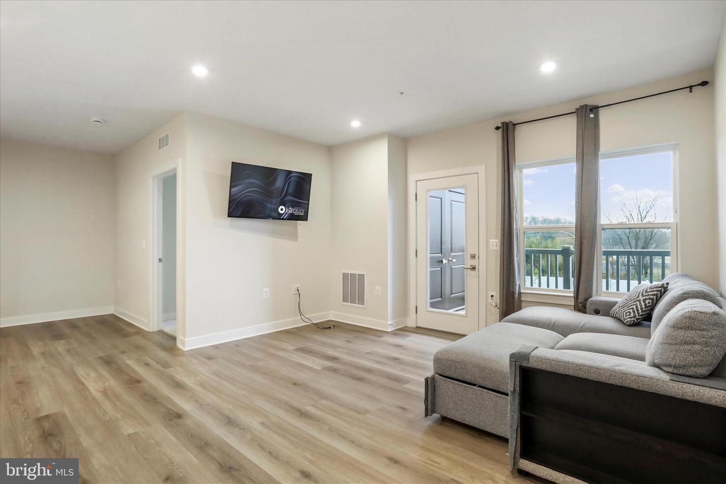 151 MCCORMICK #203, WINCHESTER, Virginia 22602, 2 Bedrooms Bedrooms, ,2 BathroomsBathrooms,Residential,For sale,151 MCCORMICK #203,VAFV2038694 MLS # VAFV2038694