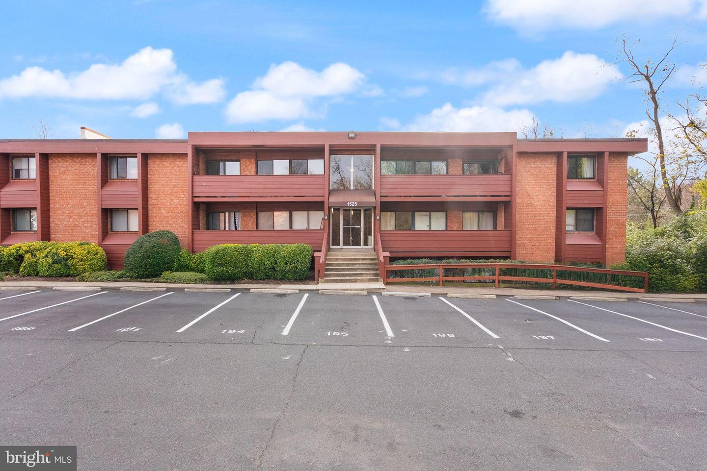 1525 S GEORGE MASON DR #21, ARLINGTON, Virginia 22204, 2 Bedrooms Bedrooms, ,1 BathroomBathrooms,Residential,For sale,1525 S GEORGE MASON DR #21,VAAR2067436 MLS # VAAR2067436