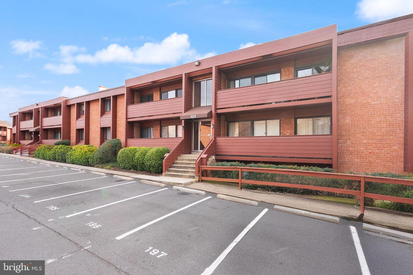 1525 S GEORGE MASON DR #21, ARLINGTON, Virginia 22204, 2 Bedrooms Bedrooms, ,1 BathroomBathrooms,Residential,For sale,1525 S GEORGE MASON DR #21,VAAR2067436 MLS # VAAR2067436