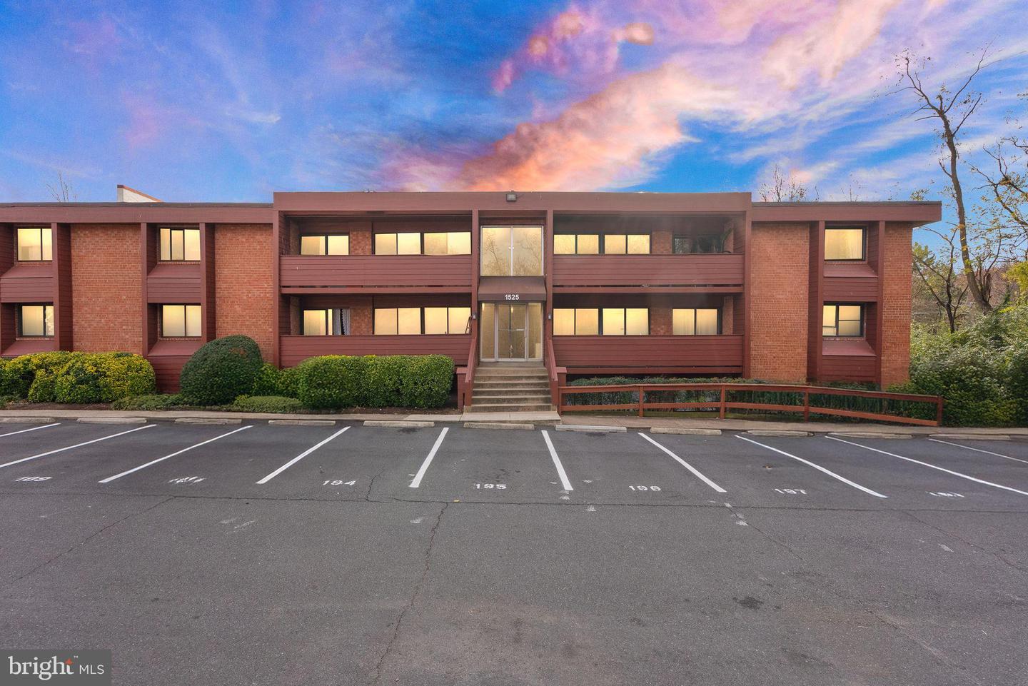 1525 S GEORGE MASON DR #21, ARLINGTON, Virginia 22204, 2 Bedrooms Bedrooms, ,1 BathroomBathrooms,Residential,For sale,1525 S GEORGE MASON DR #21,VAAR2067436 MLS # VAAR2067436