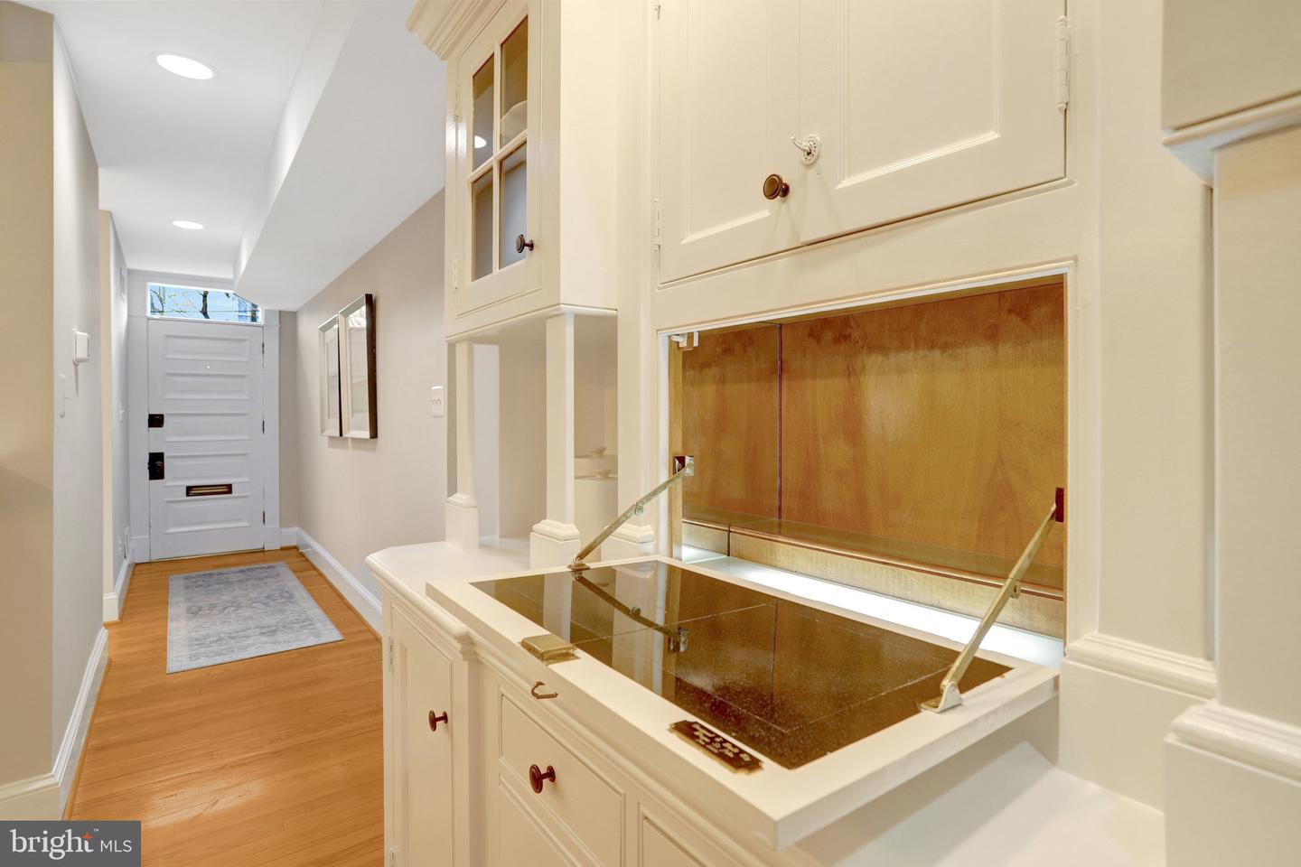 306 N ALFRED ST, ALEXANDRIA, Virginia 22314, 3 Bedrooms Bedrooms, 8 Rooms Rooms,2 BathroomsBathrooms,Residential,For sale,306 N ALFRED ST,VAAX2052950 MLS # VAAX2052950