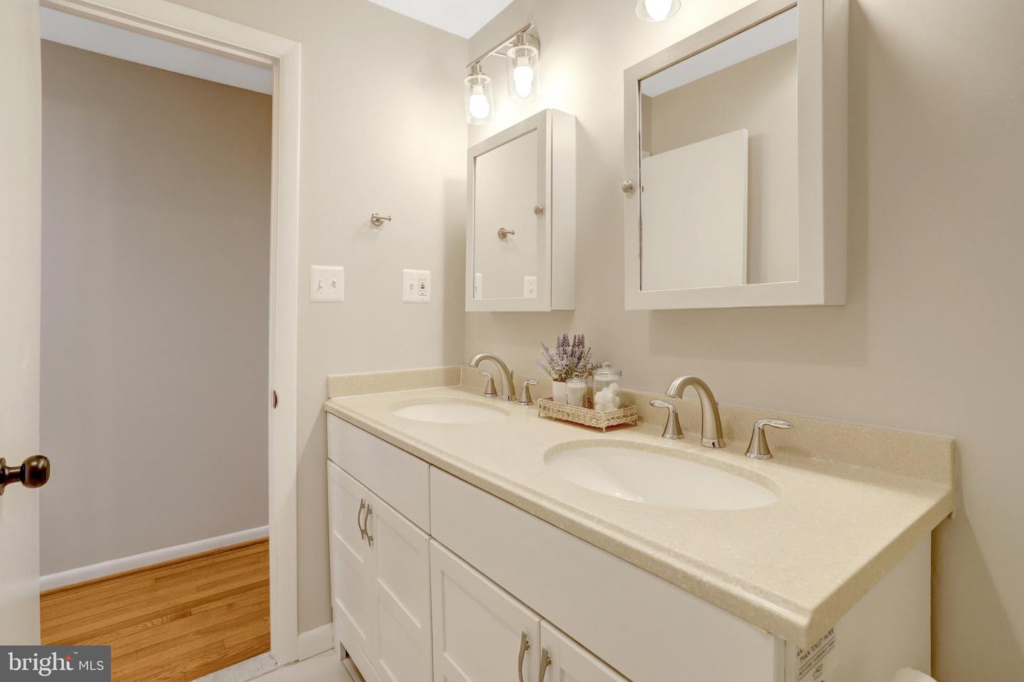 306 N ALFRED ST, ALEXANDRIA, Virginia 22314, 3 Bedrooms Bedrooms, 8 Rooms Rooms,2 BathroomsBathrooms,Residential,For sale,306 N ALFRED ST,VAAX2052950 MLS # VAAX2052950