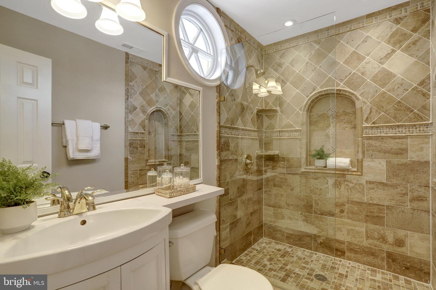 306 N ALFRED ST, ALEXANDRIA, Virginia 22314, 3 Bedrooms Bedrooms, 8 Rooms Rooms,2 BathroomsBathrooms,Residential,For sale,306 N ALFRED ST,VAAX2052950 MLS # VAAX2052950