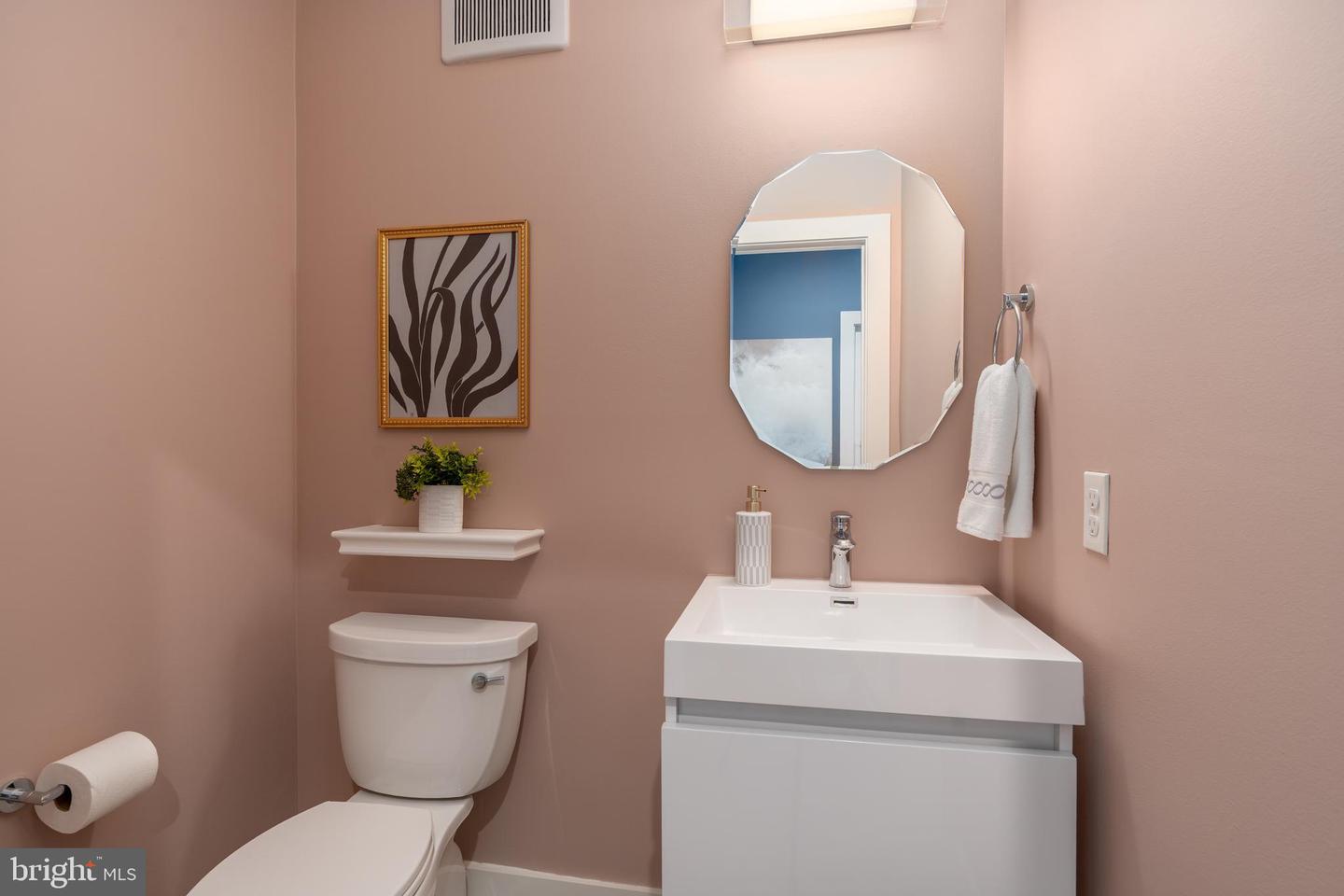 737 SWANN AVE #406, ALEXANDRIA, Virginia 22301, 1 Bedroom Bedrooms, ,1 BathroomBathrooms,Residential,For sale,737 SWANN AVE #406,VAAX2052956 MLS # VAAX2052956