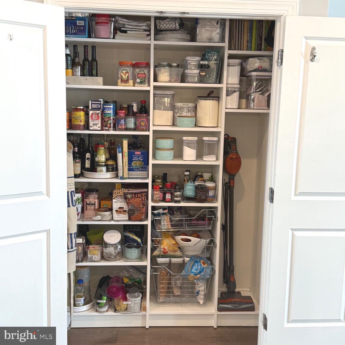 2824 RED STAR LN, ALEXANDRIA, Virginia 22303, 4 Bedrooms Bedrooms, 13 Rooms Rooms,3 BathroomsBathrooms,Residential,For sale,2824 RED STAR LN,VAFX2284952 MLS # VAFX2284952