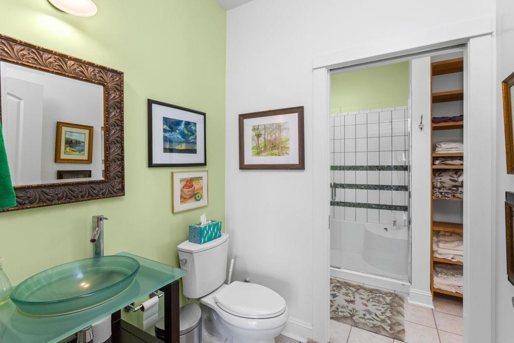 1/2 bath that leads to rest of the owner's bath.