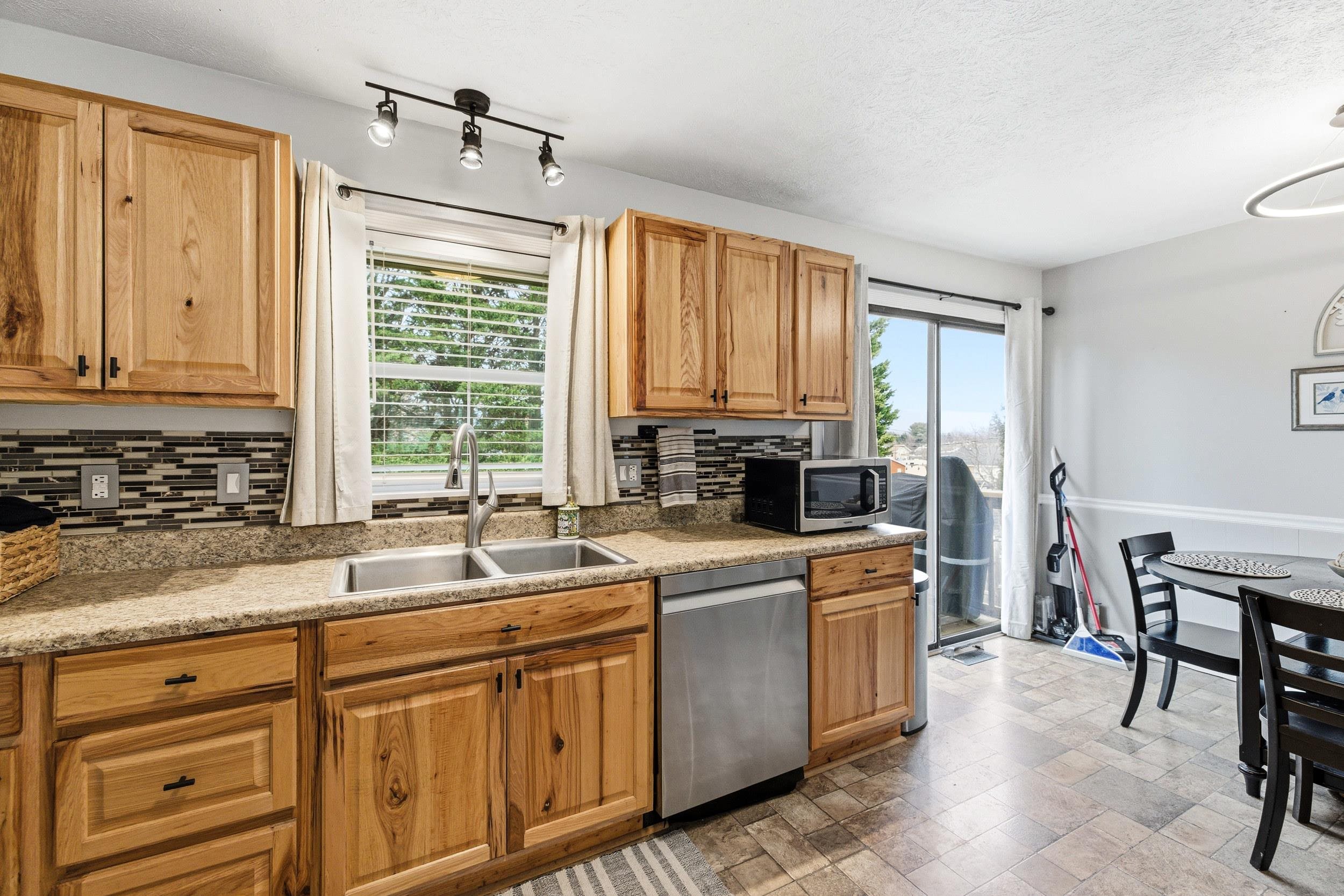 507 BARKMAN AVE, ELKTON, Virginia 22827, 3 Bedrooms Bedrooms, ,2 BathroomsBathrooms,Residential,507 BARKMAN AVE,672351 MLS # 672351