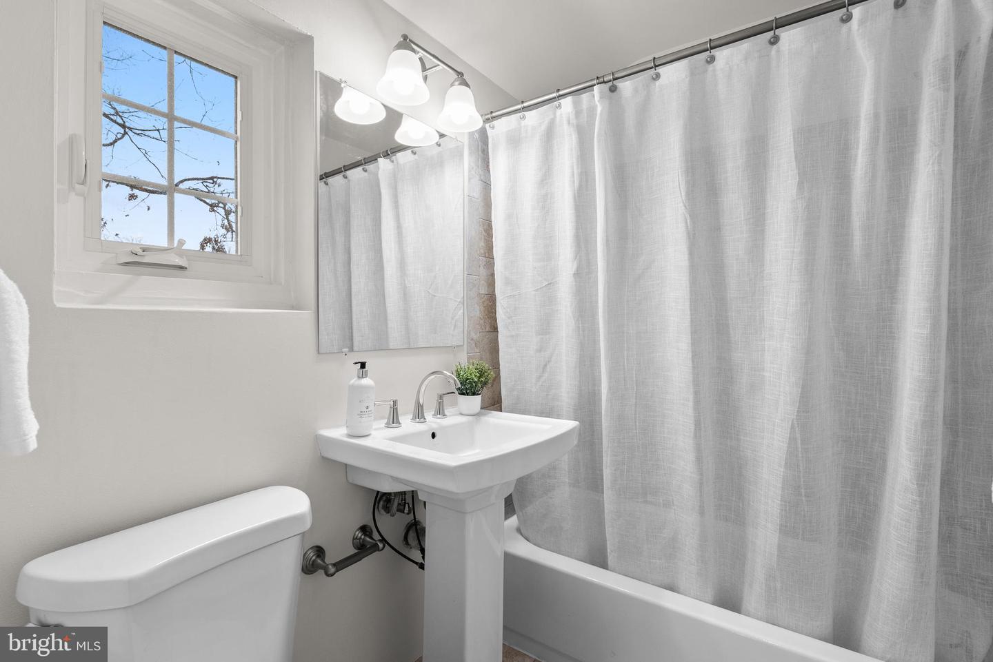 4762 ARLINGTON BLVD, ARLINGTON, Virginia 22204, 3 Bedrooms Bedrooms, 11 Rooms Rooms,2 BathroomsBathrooms,Residential,For sale,4762 ARLINGTON BLVD,VAAR2067082 MLS # VAAR2067082