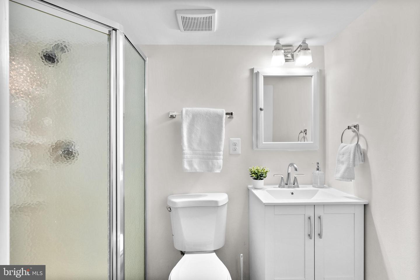 4762 ARLINGTON BLVD, ARLINGTON, Virginia 22204, 3 Bedrooms Bedrooms, 11 Rooms Rooms,2 BathroomsBathrooms,Residential,For sale,4762 ARLINGTON BLVD,VAAR2067082 MLS # VAAR2067082