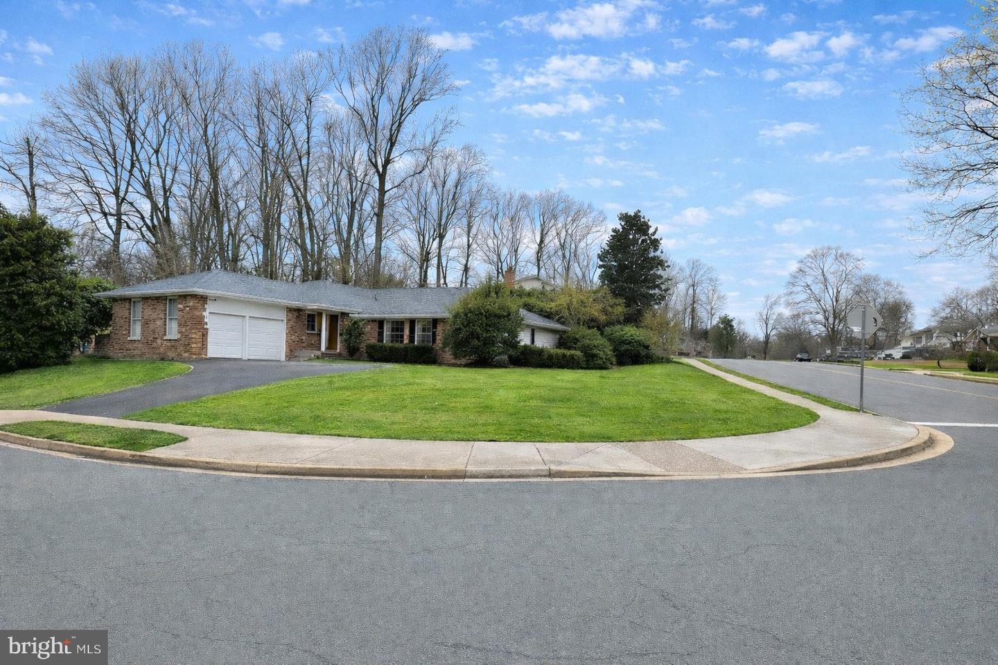 8100 LANGBROOK RD, SPRINGFIELD, Virginia 22152, 5 Bedrooms Bedrooms, ,4 BathroomsBathrooms,Residential,For sale,8100 LANGBROOK RD,VAFX2283984 MLS # VAFX2283984