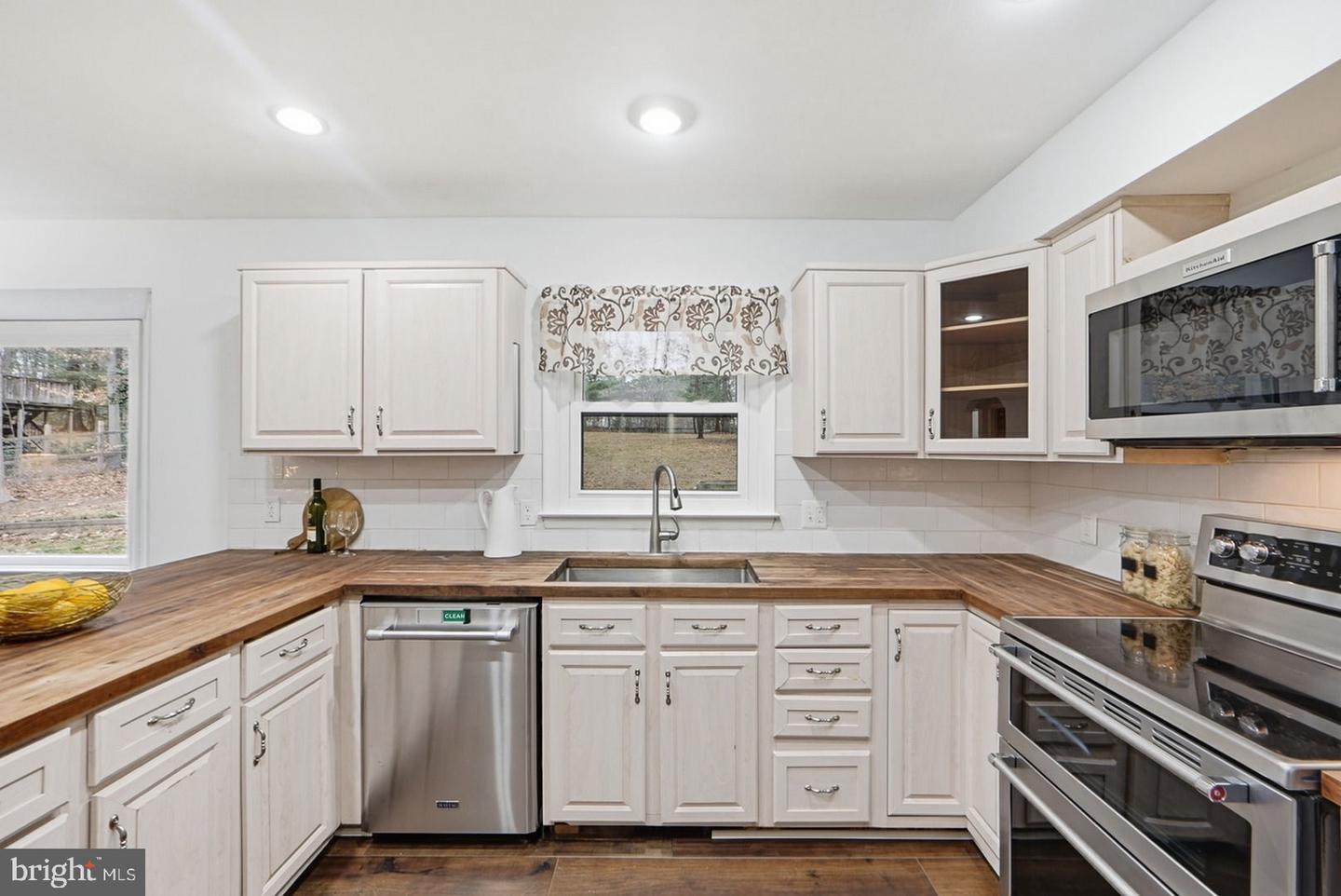 12675 LANDVIEW DR, MANASSAS, Virginia 20112, 4 Bedrooms Bedrooms, ,2 BathroomsBathrooms,Residential,For sale,12675 LANDVIEW DR,VAPW2109900 MLS # VAPW2109900 12675 LANDVIEW DR, MANASSAS, Virginia 20112, 4 Bedrooms Bedrooms, ,2 BathroomsBathrooms,Residential,For sale,12675 LANDVIEW DR,VAPW2109900 MLS # VAPW2109900