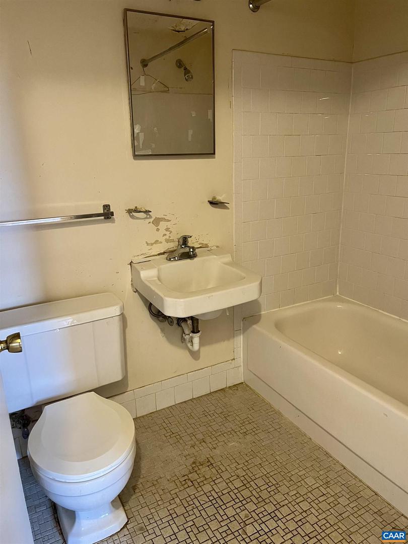 511 N FIRST ST #201, CHARLOTTESVILLE, Virginia 22902, 3 Bedrooms Bedrooms, ,2 BathroomsBathrooms,Residential,For sale,511 N FIRST ST #201,672340 MLS # 672340