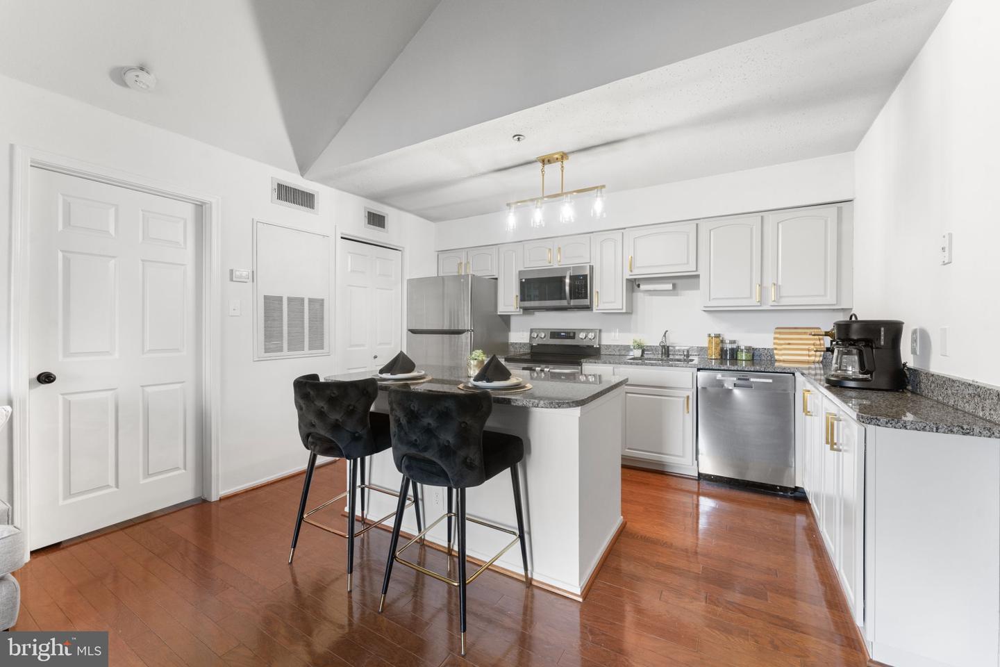 3302 WYNDHAM CIR #B, ALEXANDRIA, Virginia 22302, 1 Bedroom Bedrooms, ,1 BathroomBathrooms,Residential,For sale,3302 WYNDHAM CIR #B,VAAX2052972 MLS # VAAX2052972