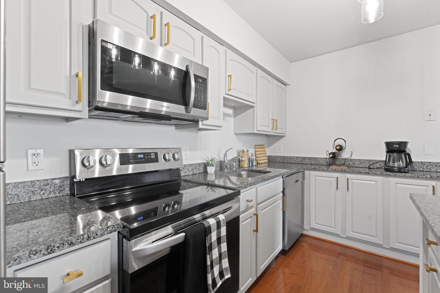 3302 WYNDHAM CIR #B, ALEXANDRIA, Virginia 22302, 1 Bedroom Bedrooms, ,1 BathroomBathrooms,Residential,For sale,3302 WYNDHAM CIR #B,VAAX2052972 MLS # VAAX2052972