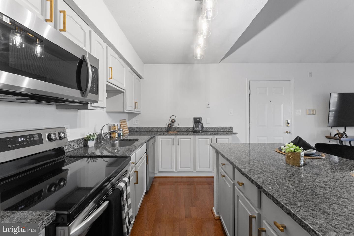 3302 WYNDHAM CIR #B, ALEXANDRIA, Virginia 22302, 1 Bedroom Bedrooms, ,1 BathroomBathrooms,Residential,For sale,3302 WYNDHAM CIR #B,VAAX2052972 MLS # VAAX2052972