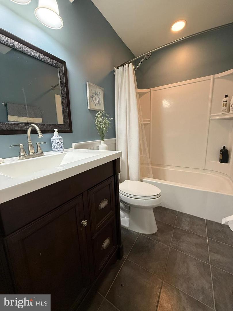 660 GATEWAY DR SE #111, LEESBURG, Virginia 20175, 3 Bedrooms Bedrooms, 5 Rooms Rooms,2 BathroomsBathrooms,Residential,For sale,660 GATEWAY DR SE #111,VALO2113718 MLS # VALO2113718