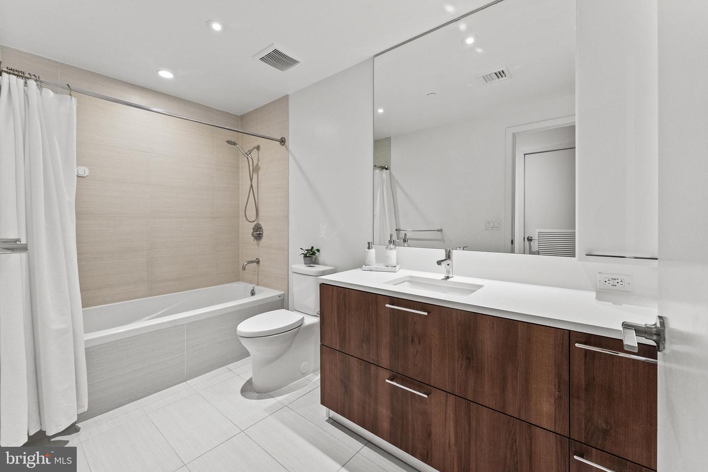 1650 SILVER HILL DR #1706, MCLEAN, Virginia 22102, 2 Bedrooms Bedrooms, ,2 BathroomsBathrooms,Residential,For sale,1650 SILVER HILL DR #1706,VAFX2285234 MLS # VAFX2285234