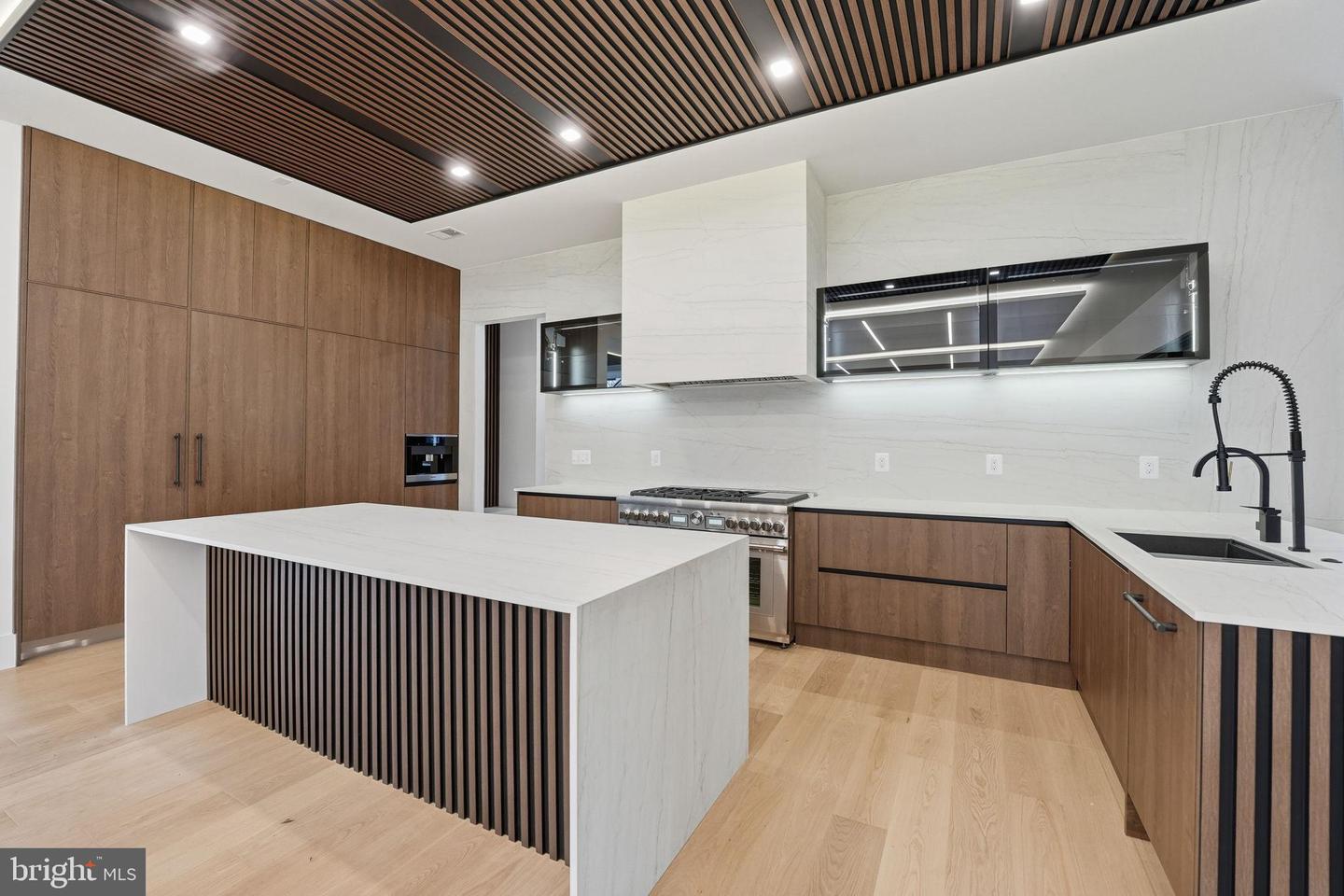 6910 BRIGHT AVE, MCLEAN, Virginia 22101, 6 Bedrooms Bedrooms, 35 Rooms Rooms,6 BathroomsBathrooms,Residential,For sale,6910 BRIGHT AVE,VAFX2282102 MLS # VAFX2282102