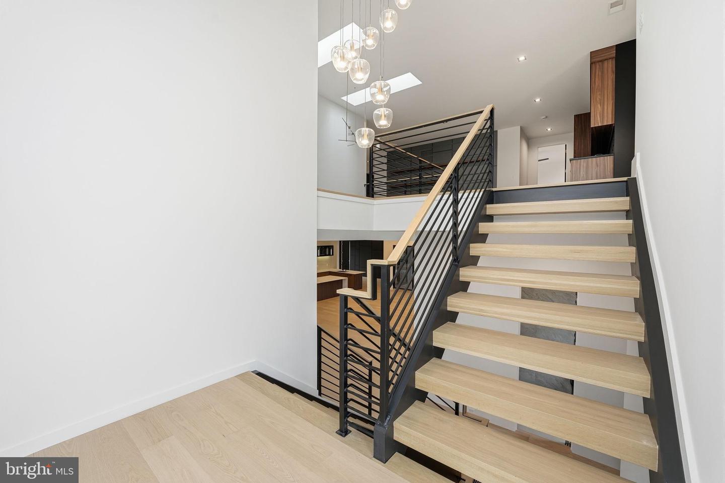 6910 BRIGHT AVE, MCLEAN, Virginia 22101, 6 Bedrooms Bedrooms, 35 Rooms Rooms,6 BathroomsBathrooms,Residential,For sale,6910 BRIGHT AVE,VAFX2282102 MLS # VAFX2282102