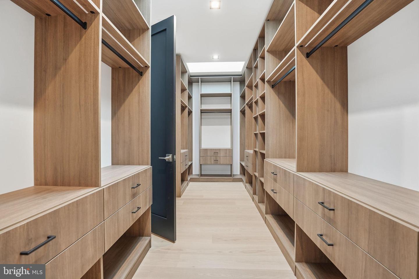 6910 BRIGHT AVE, MCLEAN, Virginia 22101, 6 Bedrooms Bedrooms, 35 Rooms Rooms,6 BathroomsBathrooms,Residential,For sale,6910 BRIGHT AVE,VAFX2282102 MLS # VAFX2282102