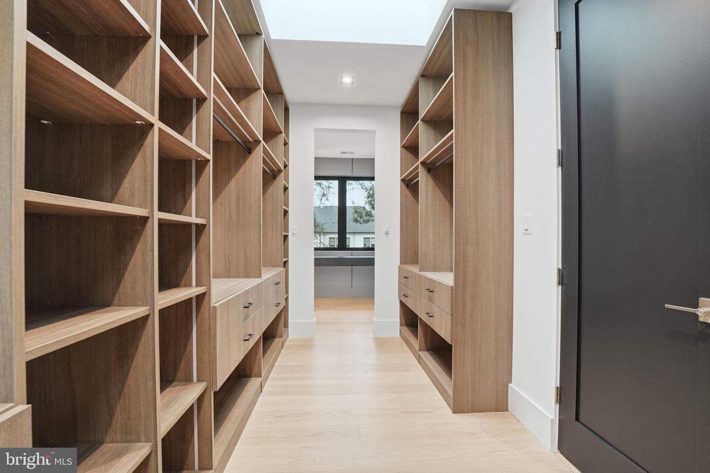 6910 BRIGHT AVE, MCLEAN, Virginia 22101, 6 Bedrooms Bedrooms, 35 Rooms Rooms,6 BathroomsBathrooms,Residential,For sale,6910 BRIGHT AVE,VAFX2282102 MLS # VAFX2282102