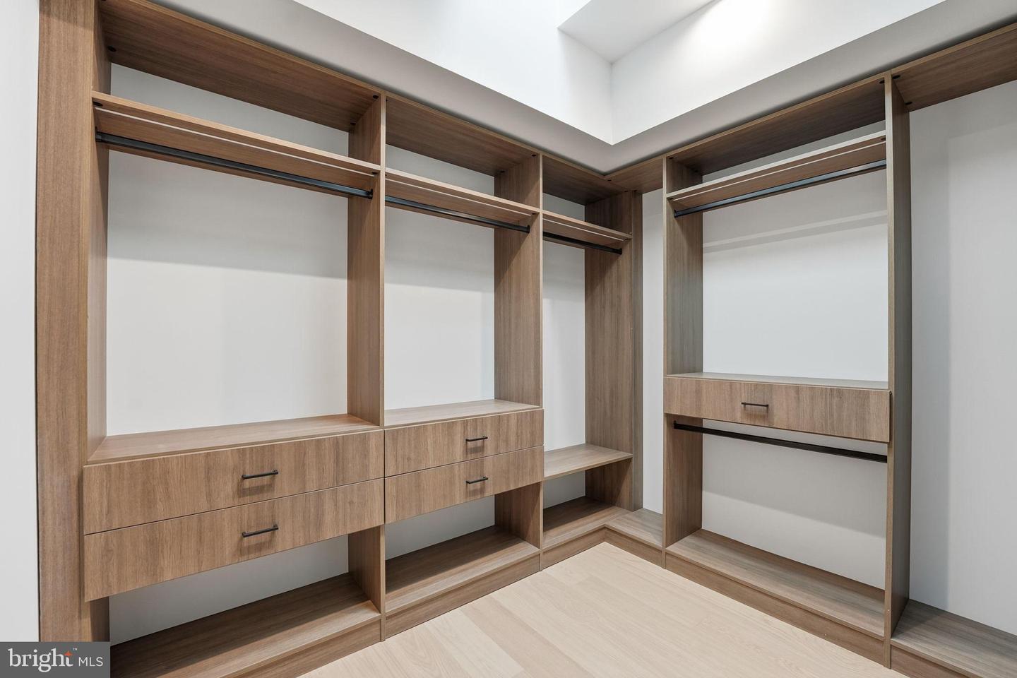 6910 BRIGHT AVE, MCLEAN, Virginia 22101, 6 Bedrooms Bedrooms, 35 Rooms Rooms,6 BathroomsBathrooms,Residential,For sale,6910 BRIGHT AVE,VAFX2282102 MLS # VAFX2282102