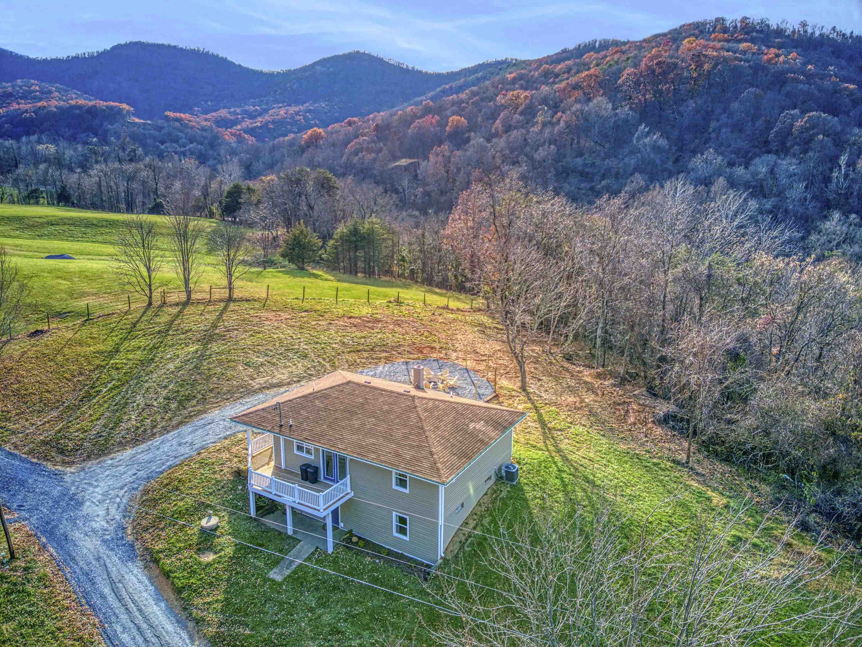 220 VIEW MOUNTAIN RD, STANLEY, Virginia 22851, 3 Bedrooms Bedrooms, ,2 BathroomsBathrooms,Residential,Silox Getaway,220 VIEW MOUNTAIN RD,672414 MLS # 672414