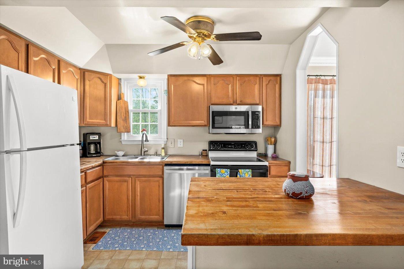 621 HOLLY CORNER RD, FREDERICKSBURG, Virginia 22406, 3 Bedrooms Bedrooms, 5 Rooms Rooms,2 BathroomsBathrooms,Residential,For sale,621 HOLLY CORNER RD,VAST2043240 MLS # VAST2043240