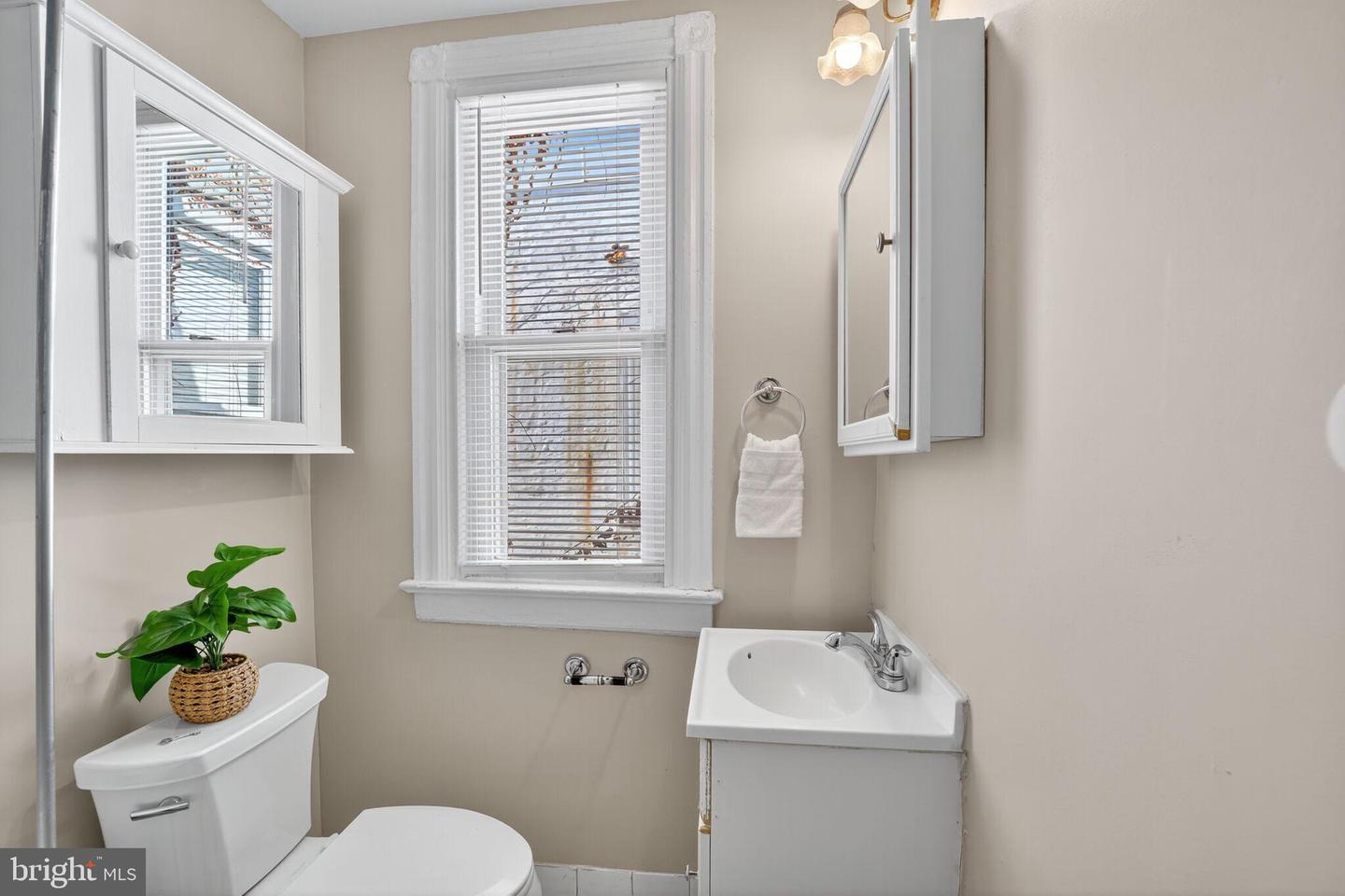 1642 FLORIDA AVE NW, WASHINGTON, District Of Columbia 20009, 3 Bedrooms Bedrooms, ,1 BathroomBathrooms,Residential,For sale,1642 FLORIDA AVE NW,DCDC2229020 MLS # DCDC2229020