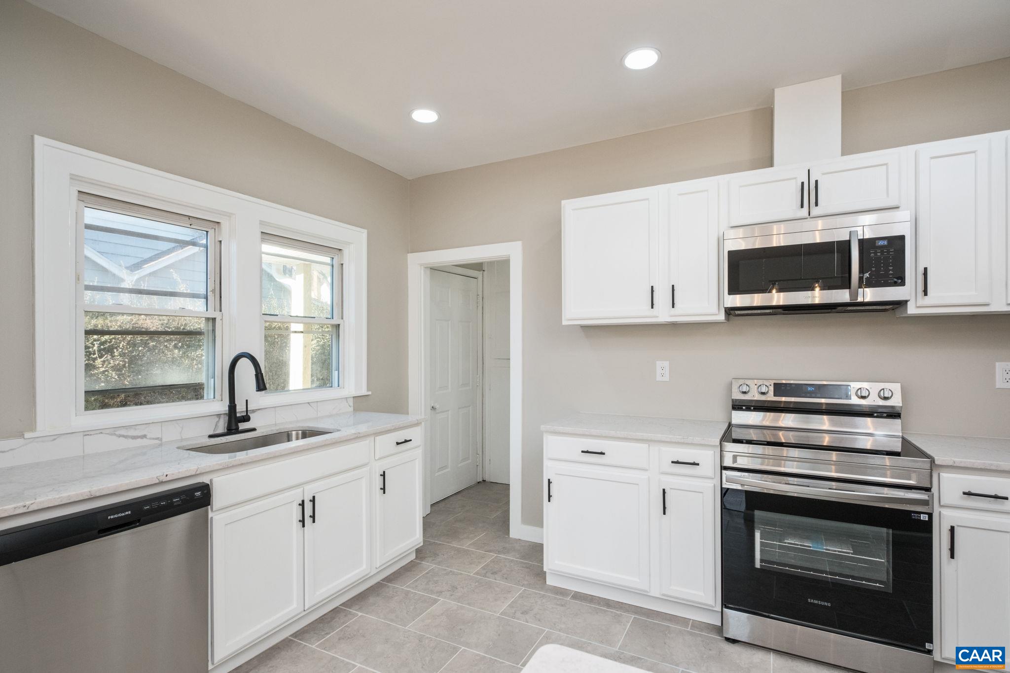 2015 W BEVERLEY ST, STAUNTON, Virginia 24401, 2 Bedrooms Bedrooms, ,1 BathroomBathrooms,Residential,2015 W BEVERLEY ST,672165 MLS # 672165