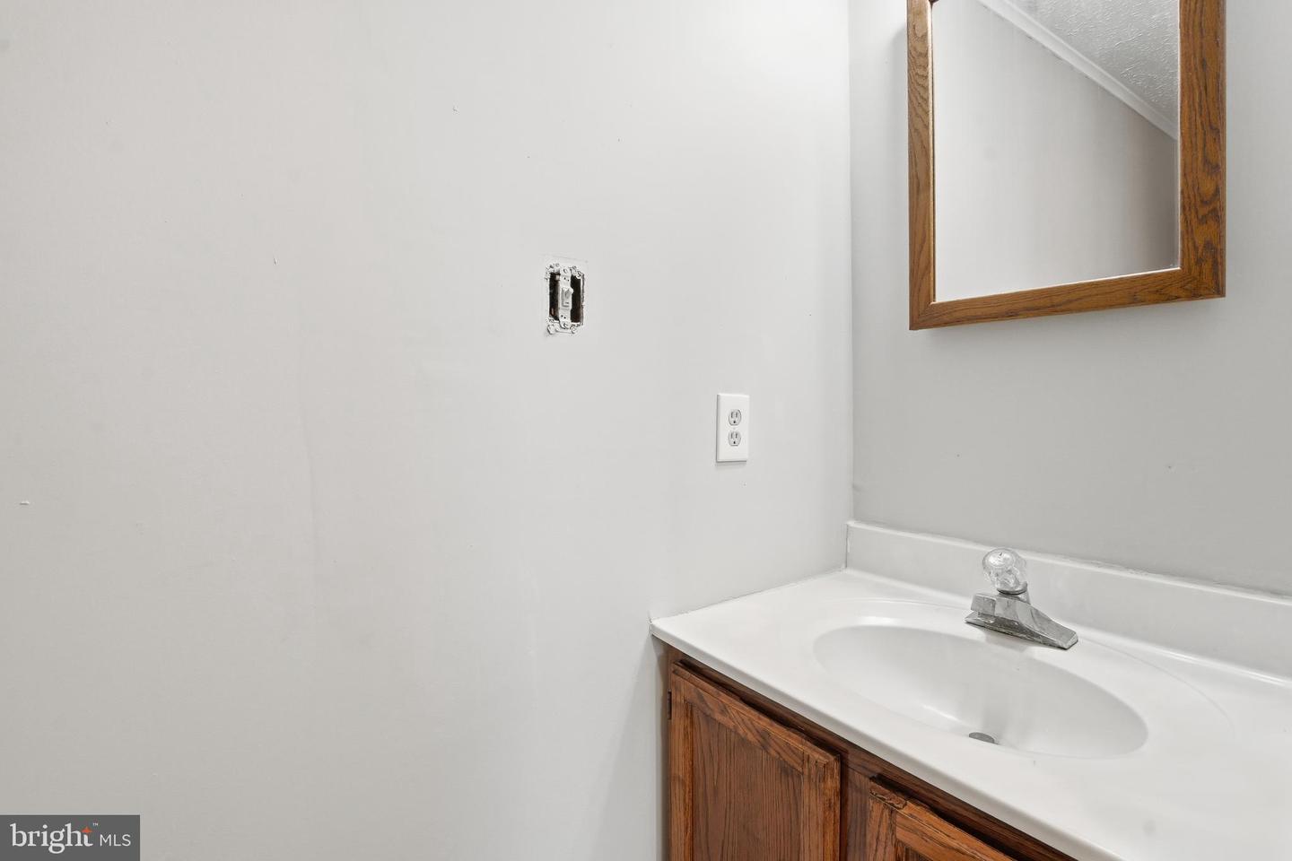 25-A S BERLIN PIKE, LOVETTSVILLE, Virginia 20180, 2 Bedrooms Bedrooms, ,3 BathroomsBathrooms,Residential,For sale,25-A S BERLIN PIKE,VALO2112288 MLS # VALO2112288