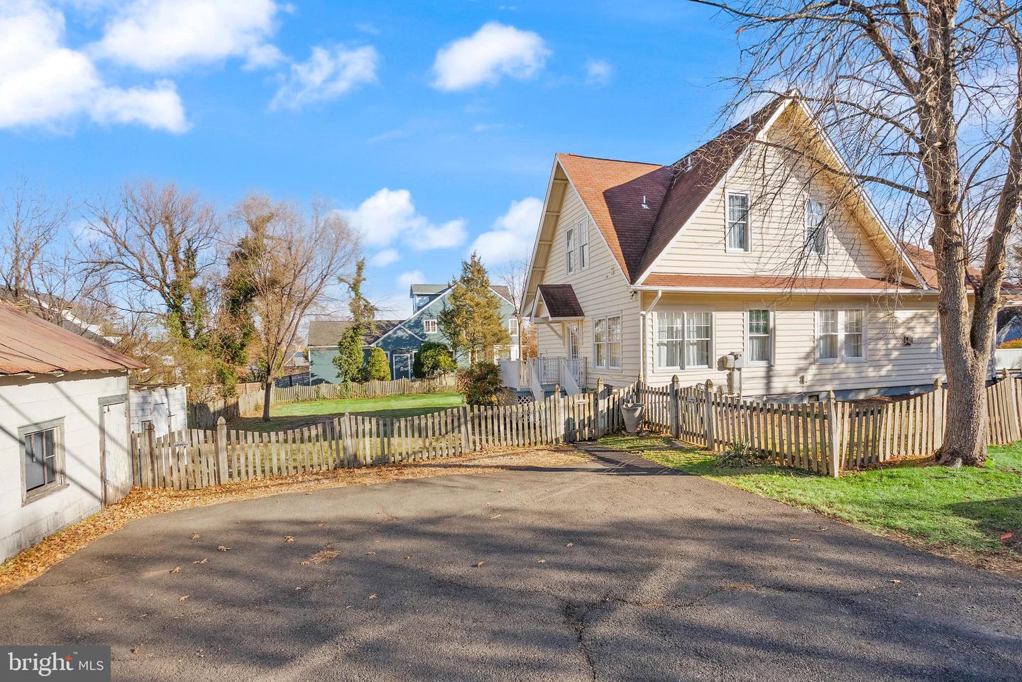 820 LOCUST ST, HERNDON, Virginia 20170, 3 Bedrooms Bedrooms, ,2 BathroomsBathrooms,Residential,For sale,820 LOCUST ST,VAFX2282730 MLS # VAFX2282730