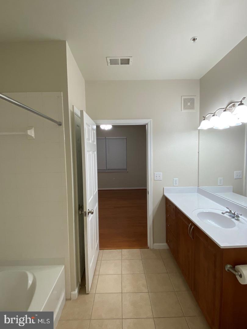 12905 CENTRE PARK CIR #212, HERNDON, Virginia 20171, 2 Bedrooms Bedrooms, 2 Rooms Rooms,2 BathroomsBathrooms,Residential,For sale,12905 CENTRE PARK CIR #212,VAFX2285654 MLS # VAFX2285654