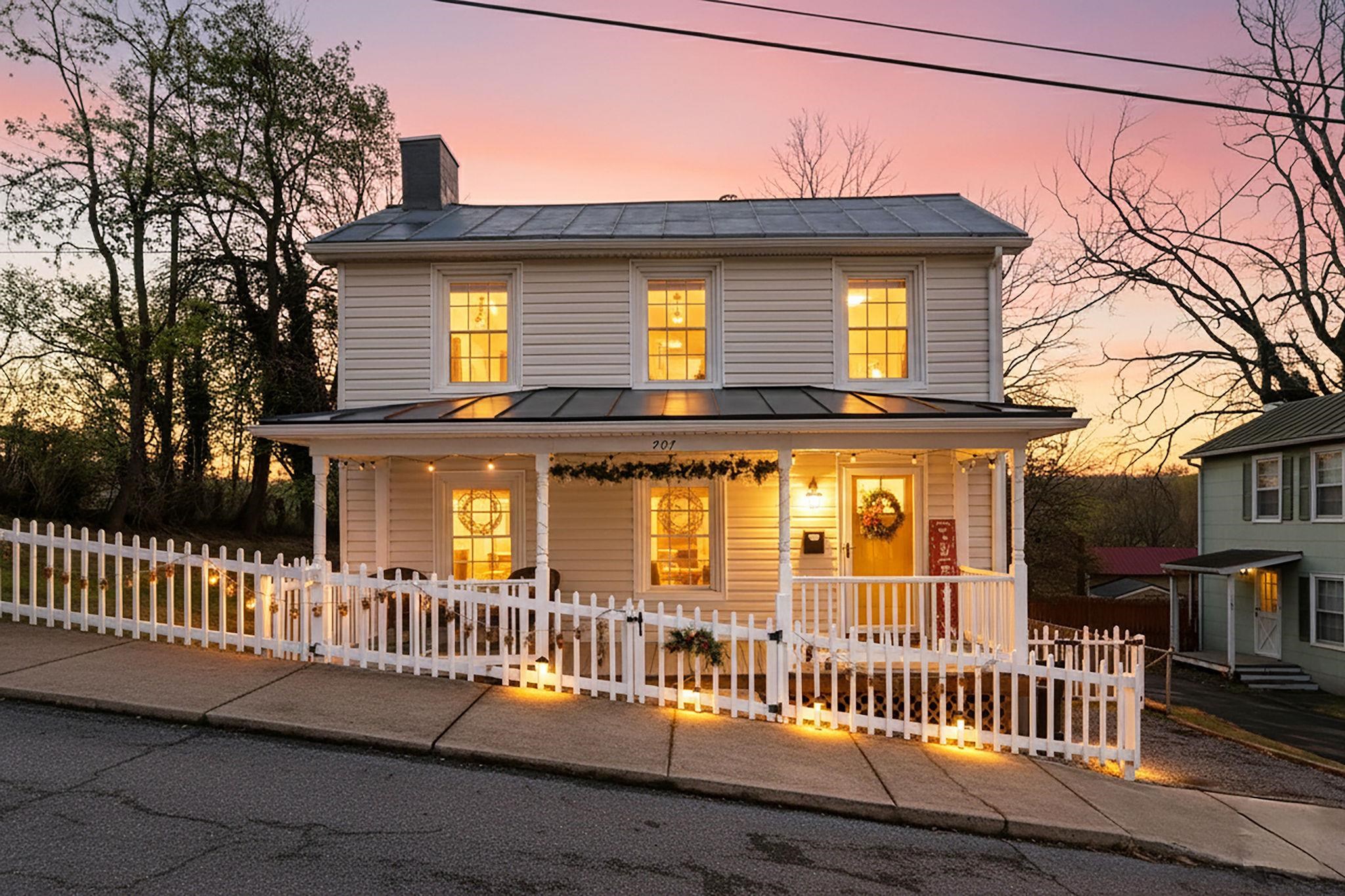 207 RESERVOIR ST, STAUNTON, Virginia 24401, 3 Bedrooms Bedrooms, ,1 BathroomBathrooms,Residential,207 RESERVOIR ST,671688 MLS # 671688