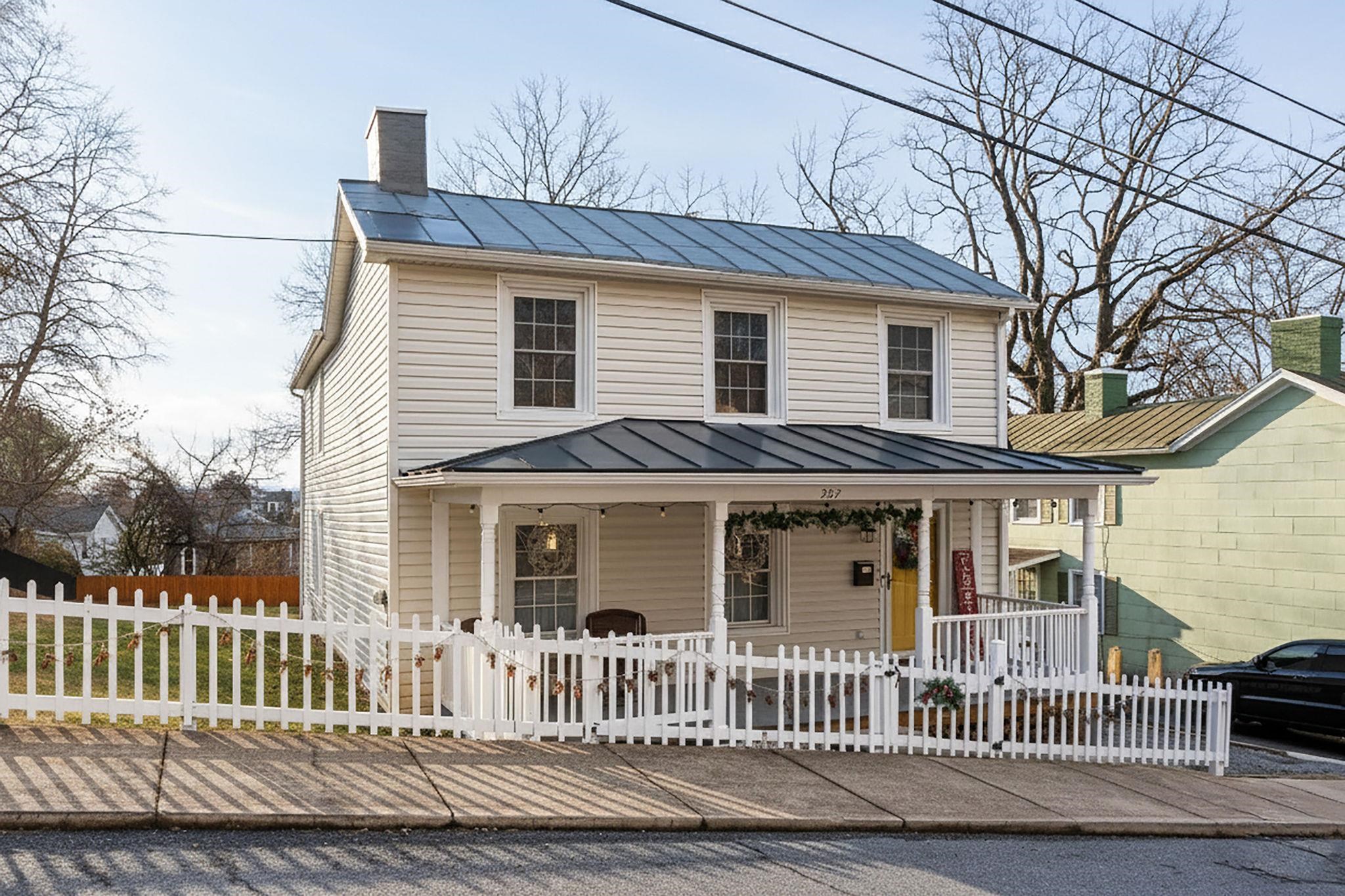 207 RESERVOIR ST, STAUNTON, Virginia 24401, 3 Bedrooms Bedrooms, ,1 BathroomBathrooms,Residential,207 RESERVOIR ST,671688 MLS # 671688