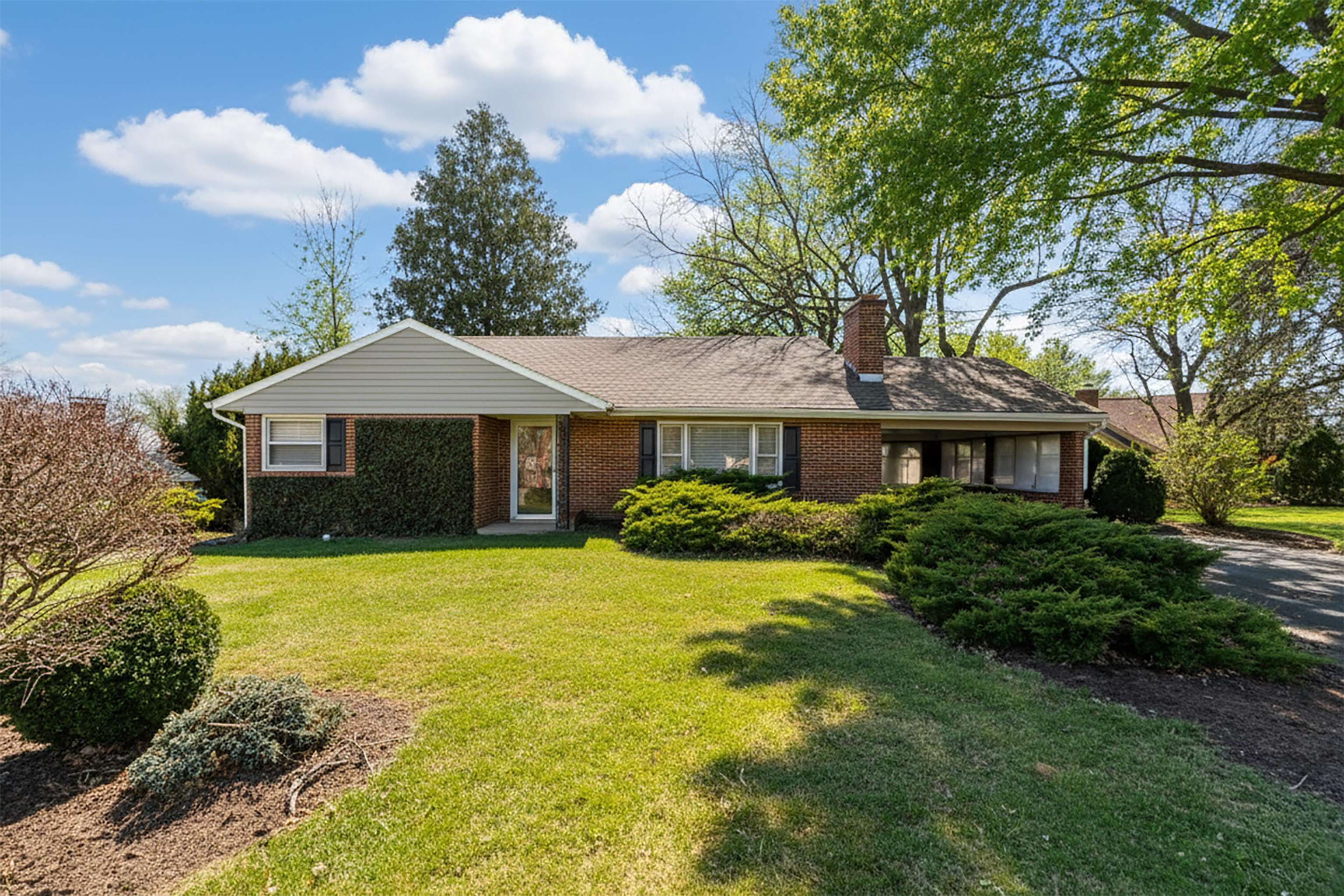 301 VALLEY VIEW DR, STAUNTON, Virginia 24401, 2 Bedrooms Bedrooms, ,2 BathroomsBathrooms,Residential,301 VALLEY VIEW DR,672472 MLS # 672472