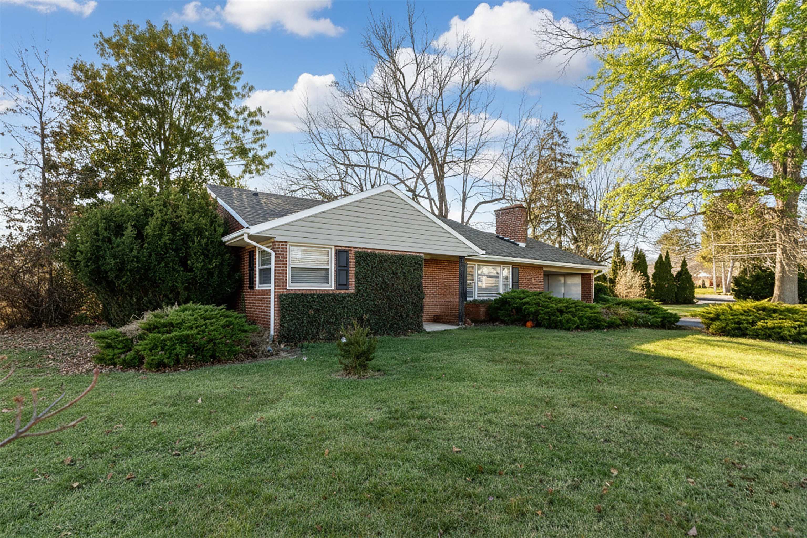 301 VALLEY VIEW DR, STAUNTON, Virginia 24401, 2 Bedrooms Bedrooms, ,2 BathroomsBathrooms,Residential,301 VALLEY VIEW DR,672472 MLS # 672472