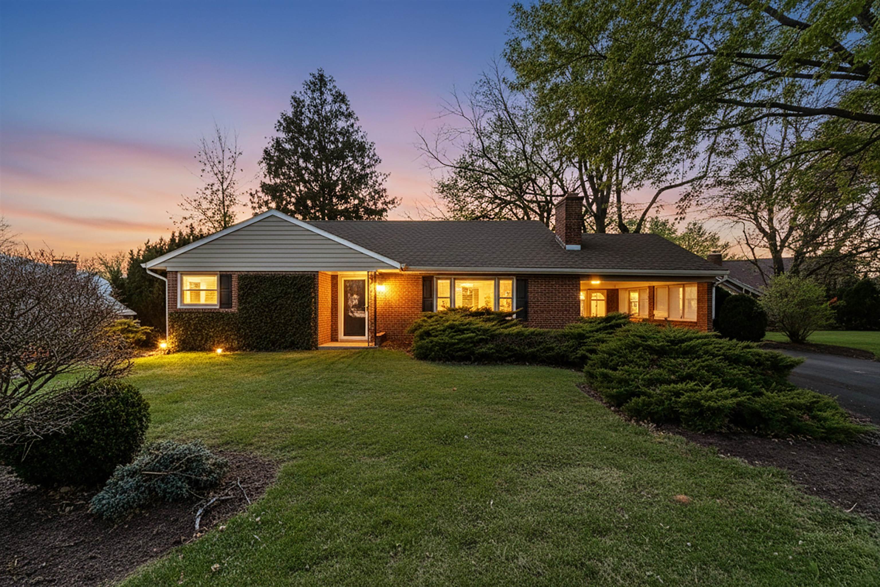 301 VALLEY VIEW DR, STAUNTON, Virginia 24401, 2 Bedrooms Bedrooms, ,2 BathroomsBathrooms,Residential,301 VALLEY VIEW DR,672472 MLS # 672472