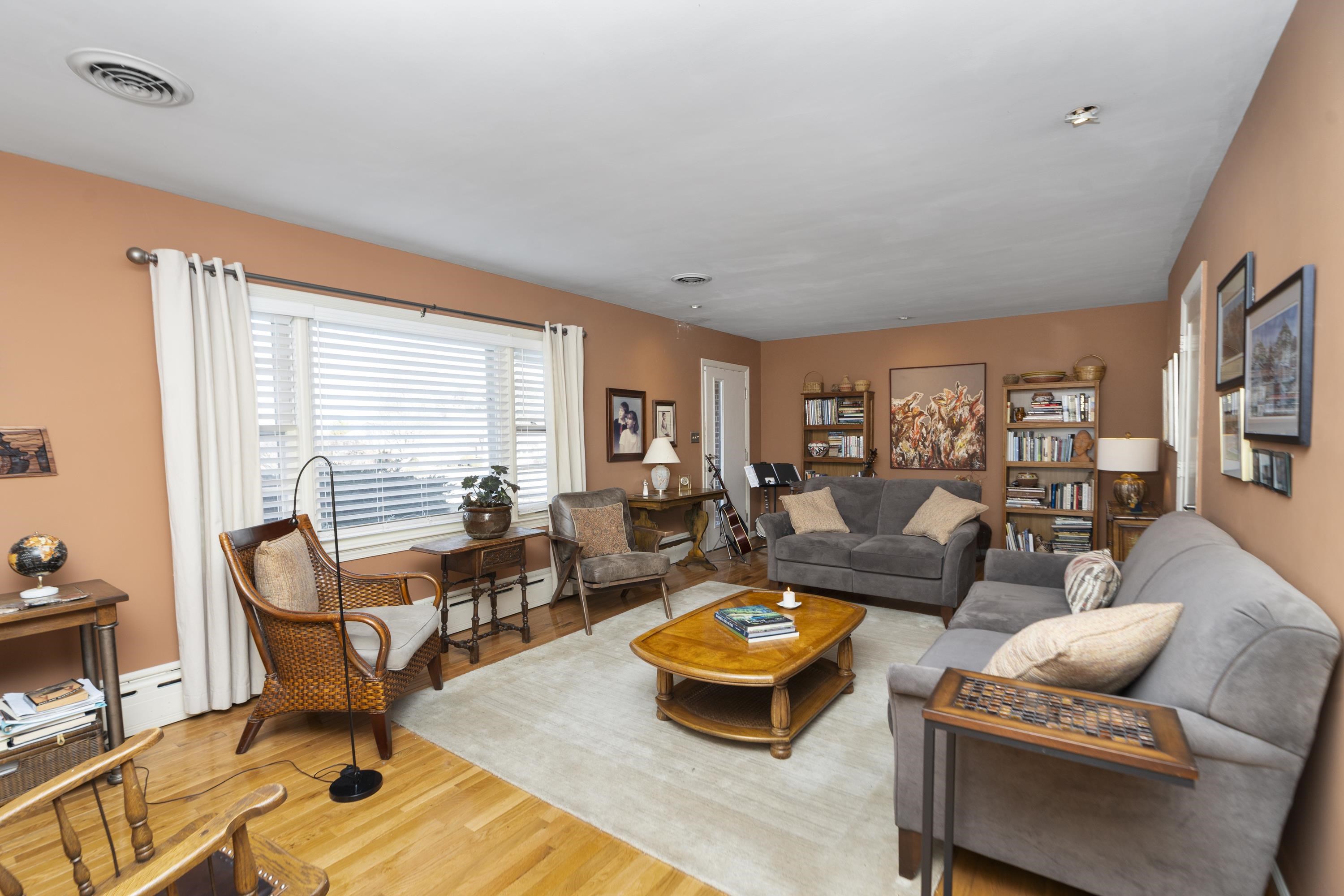 301 VALLEY VIEW DR, STAUNTON, Virginia 24401, 2 Bedrooms Bedrooms, ,2 BathroomsBathrooms,Residential,301 VALLEY VIEW DR,672472 MLS # 672472