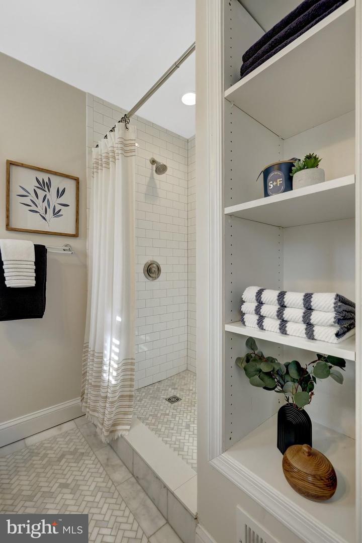 9119 HAMILTON DR, FAIRFAX, Virginia 22031, 5 Bedrooms Bedrooms, ,3 BathroomsBathrooms,Residential,For sale,9119 HAMILTON DR,VAFX2280456 MLS # VAFX2280456