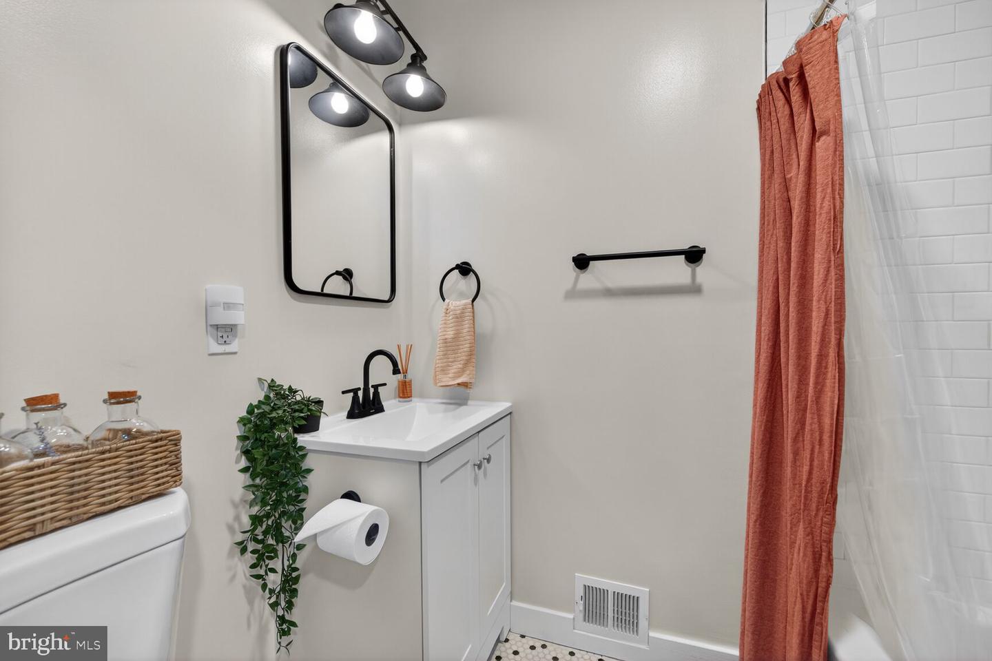 4010 NOVAR DR, CHANTILLY, Virginia 20151, 3 Bedrooms Bedrooms, ,2 BathroomsBathrooms,Residential,For sale,4010 NOVAR DR,VAFX2280472 MLS # VAFX2280472