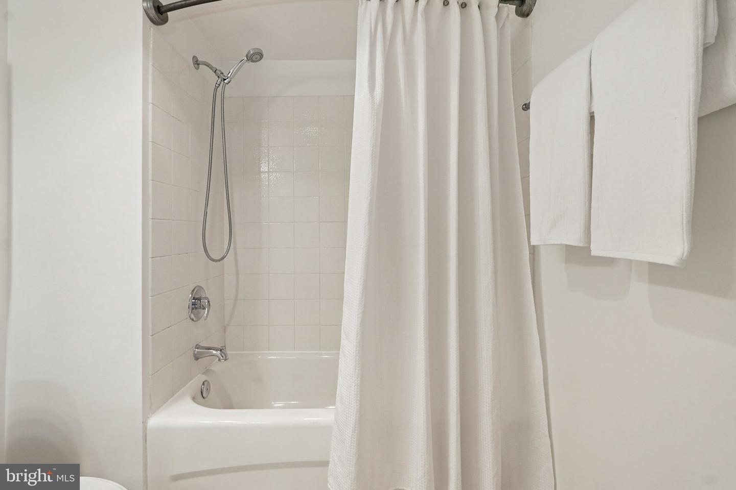 880 N POLLARD ST #705, ARLINGTON, Virginia 22203, 2 Bedrooms Bedrooms, ,2 BathroomsBathrooms,Residential,For sale,880 N POLLARD ST #705,VAAR2066916 MLS # VAAR2066916