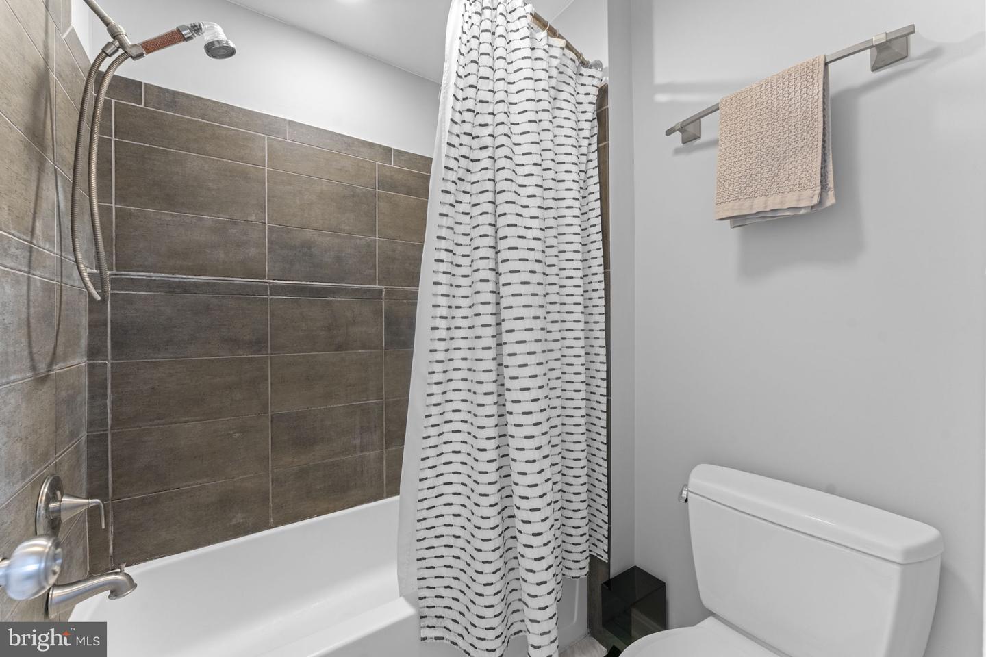 2806 LEE OAKS PL #202, FALLS CHURCH, Virginia 22046, 2 Bedrooms Bedrooms, 7 Rooms Rooms,2 BathroomsBathrooms,Residential,For sale,2806 LEE OAKS PL #202,VAFX2282678 MLS # VAFX2282678 2806 LEE OAKS PL #202, FALLS CHURCH, Virginia 22046, 2 Bedrooms Bedrooms, 7 Rooms Rooms,2 BathroomsBathrooms,Residential,For sale,2806 LEE OAKS PL #202,VAFX2282678 MLS # VAFX2282678