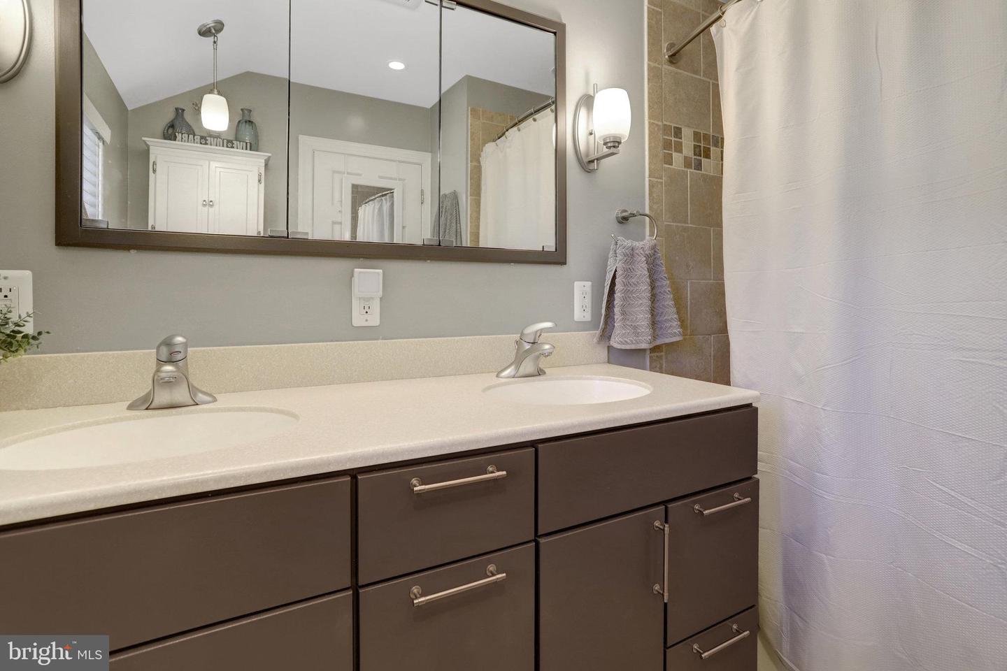 515 JANNEYS LN, ALEXANDRIA, Virginia 22302, 4 Bedrooms Bedrooms, ,2 BathroomsBathrooms,Residential,For sale,515 JANNEYS LN,VAAX2052490 MLS # VAAX2052490