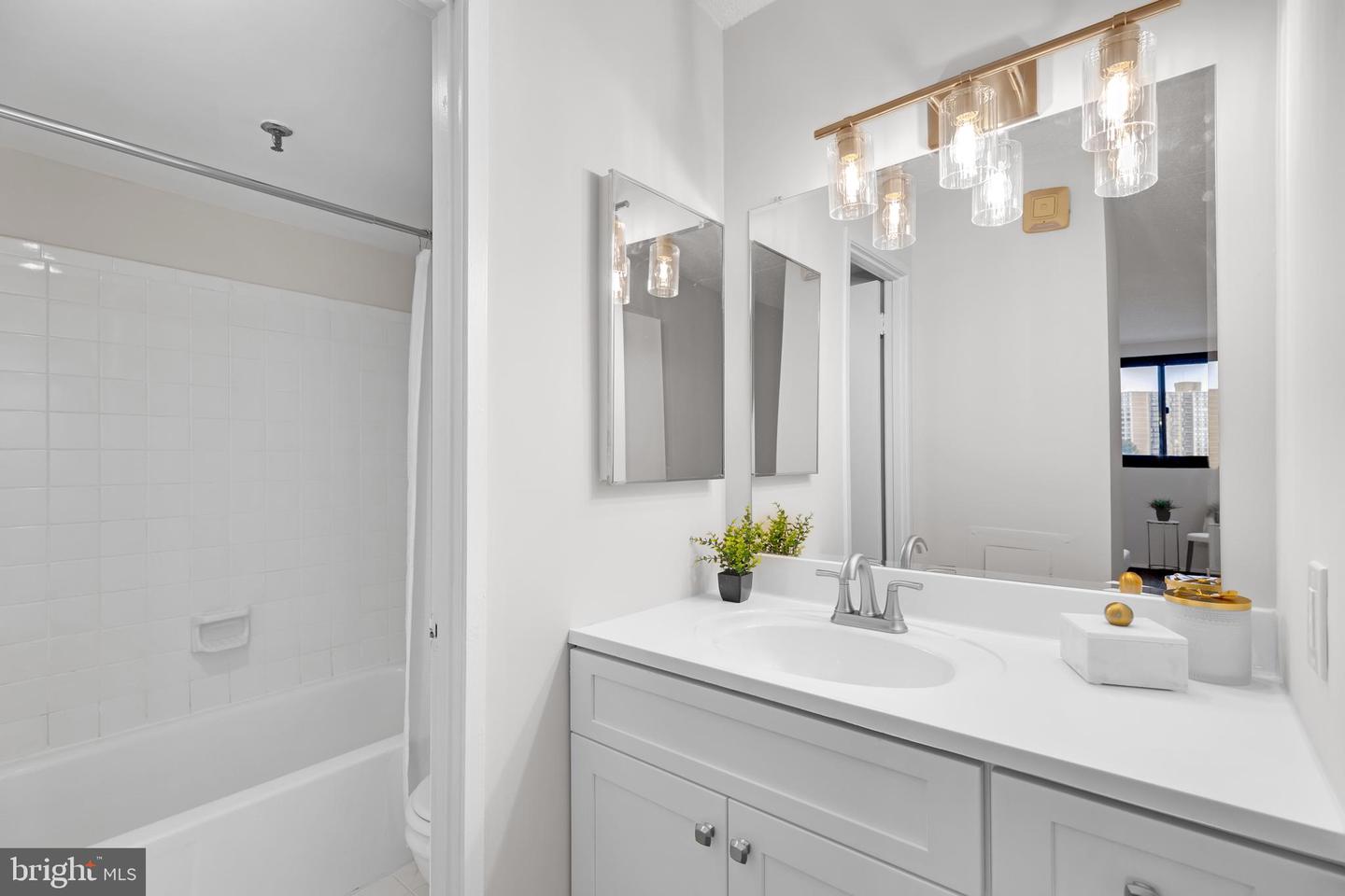 5911 EDSALL RD #904, ALEXANDRIA, Virginia 22304, 2 Bedrooms Bedrooms, ,2 BathroomsBathrooms,Residential,For sale,5911 EDSALL RD #904,VAAX2052658 MLS # VAAX2052658