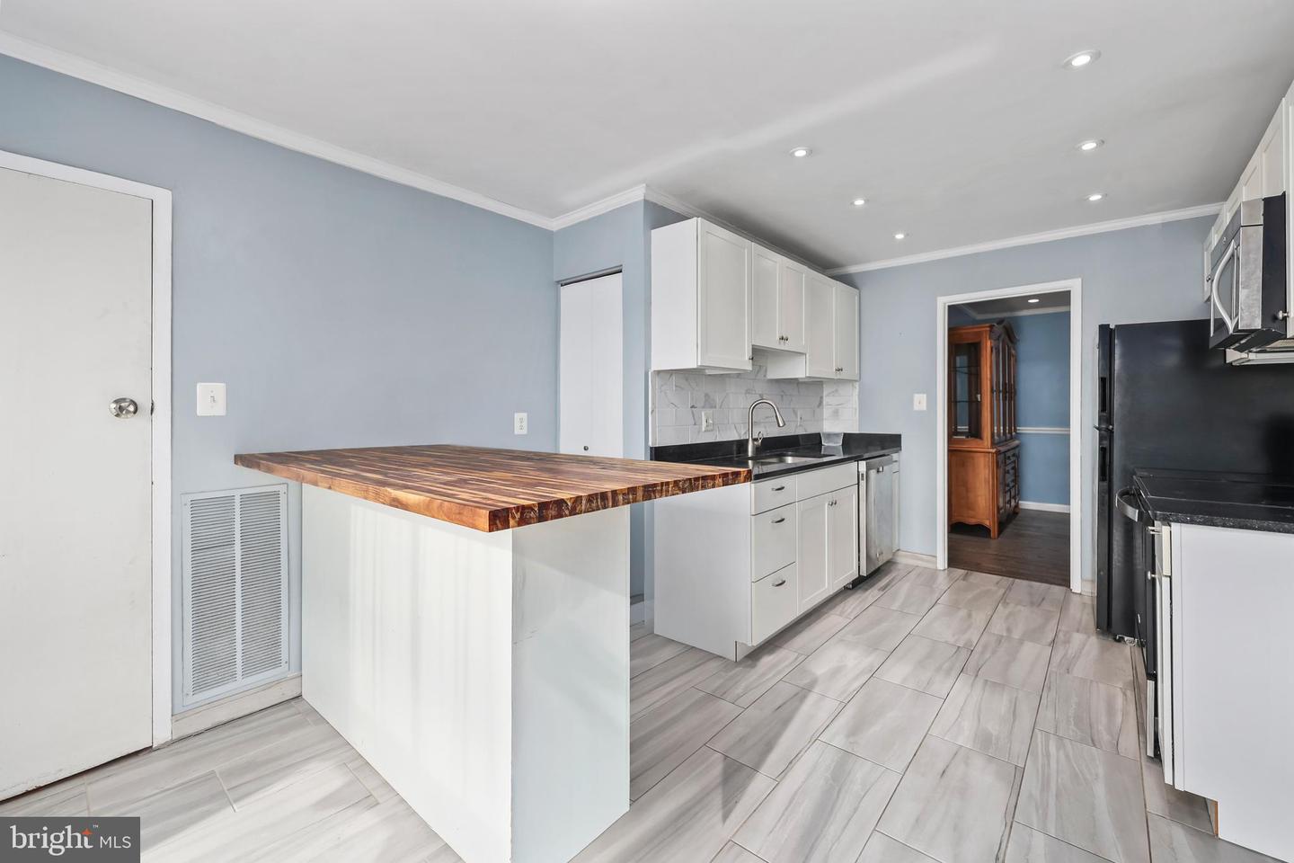 549 FLORIDA AVE #201, HERNDON, Virginia 20170, 2 Bedrooms Bedrooms, ,2 BathroomsBathrooms,Residential,For sale,549 FLORIDA AVE #201,VAFX2283494 MLS # VAFX2283494